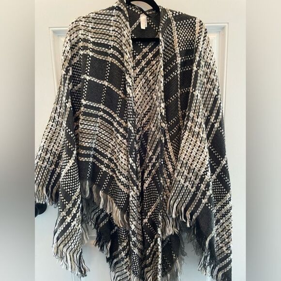 ⏬️PRICEDROP⏬️LC Lauren Conrad Plaid Shawl with Fringe - Picture 1 of 3